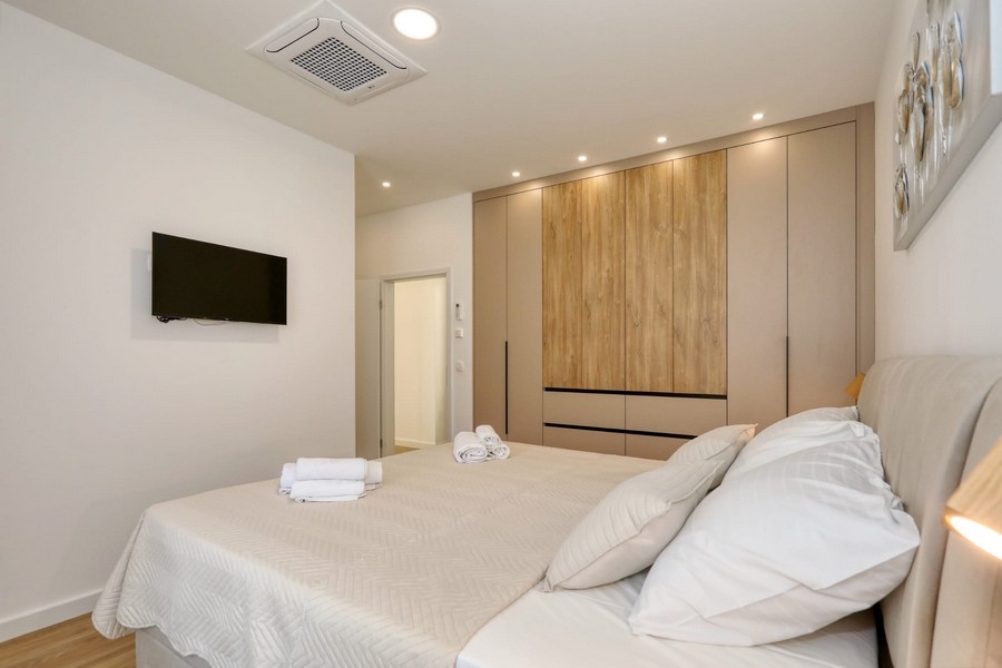 Sypialnia z telewizorem na ścianie