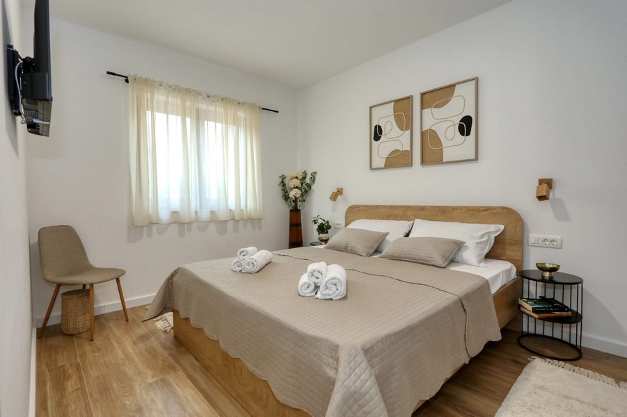 Nowoczesna sypialnia z podwójnym łóżkiem