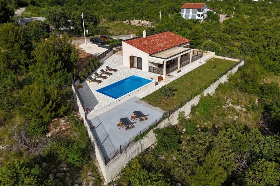 Widok z lotu ptaka na posiadłość i basen