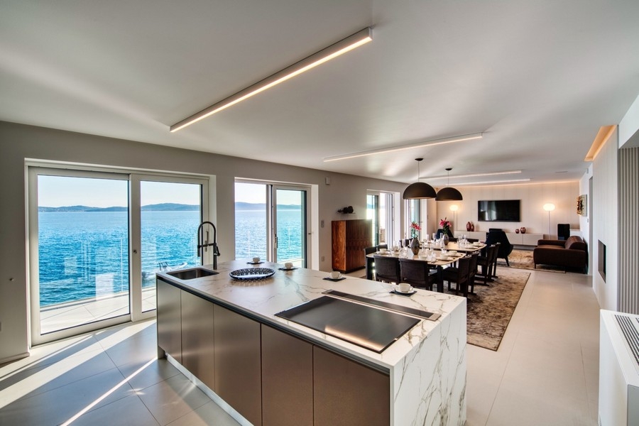 Widok na morze z kuchni.