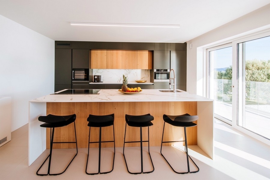 Nowoczesna kuchnia z wyspą kuchenną.