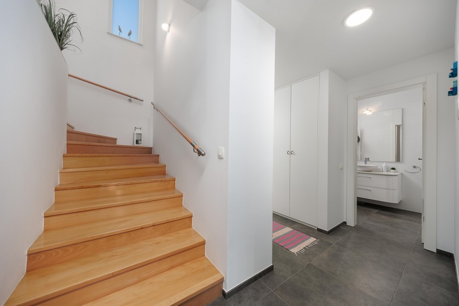 Schody wewnętrzne na piętro.