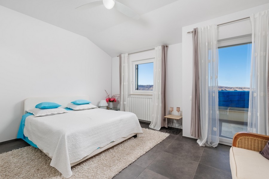 Sypialnia z widokiem na lazurowe morze.