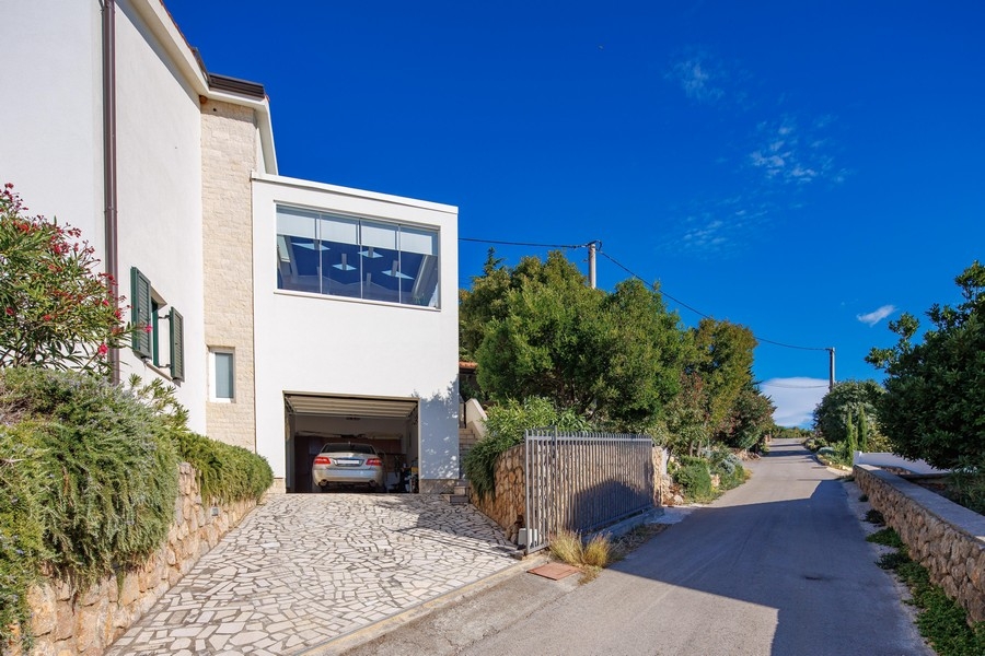 Garaż i miejsca postojowe nieruchomości H3730.