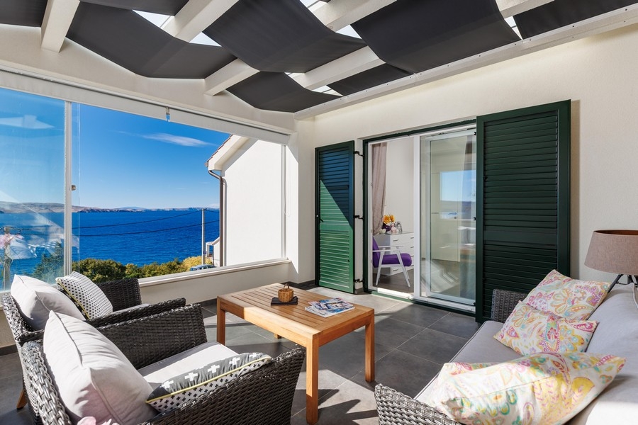 Taras z pięknym widokiem na morze.