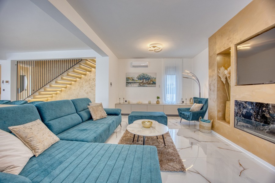 Salon i widok na oświetlone schody.