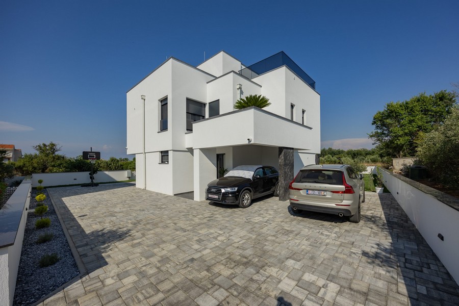 Miejsca parkingowe na zewnątrz willi.