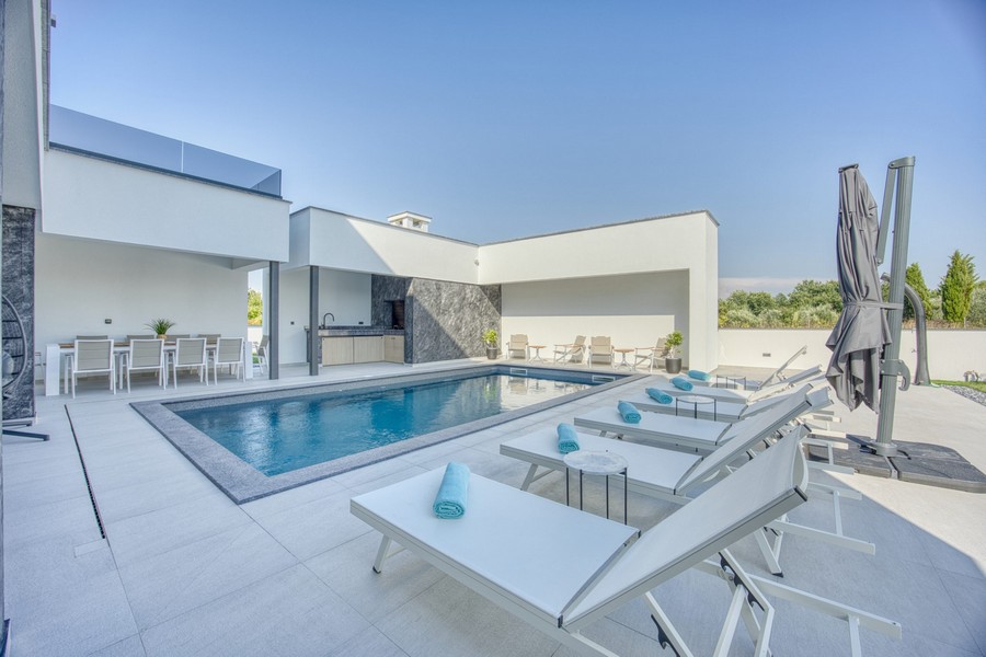 Basen na świeżym powietrzu willi H3731 w Chorwacji.