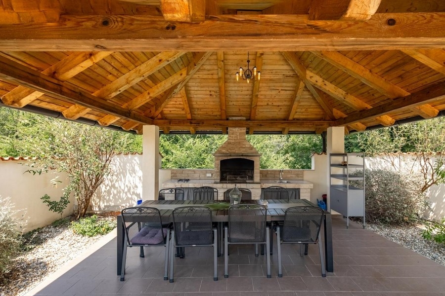 Grill grillowy z zadaszonym tarasem