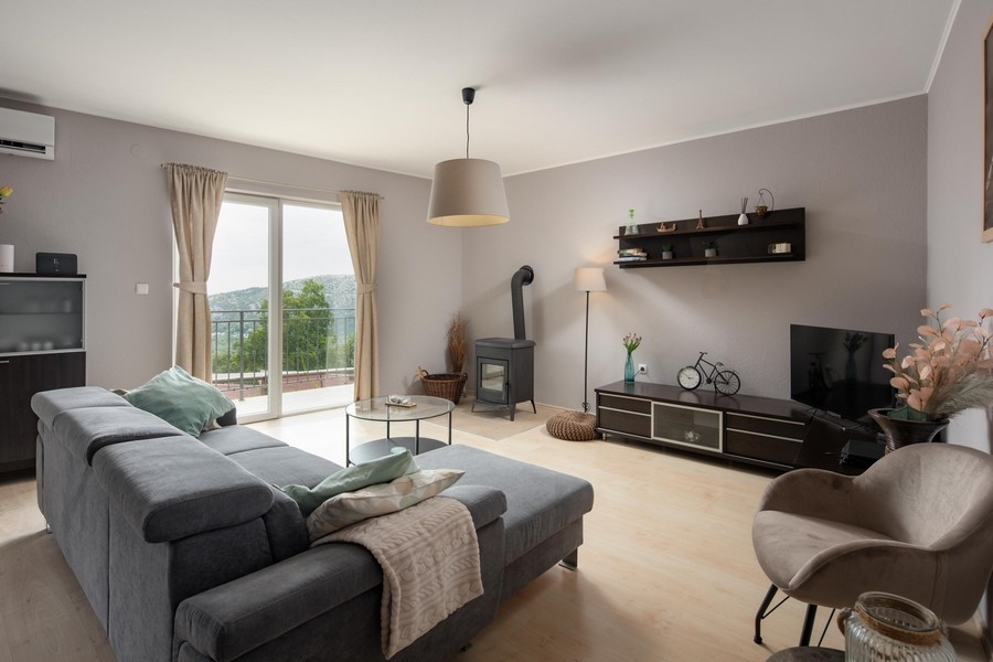 Nowoczesny salon z wyjściem na balkon i widokiem na morze