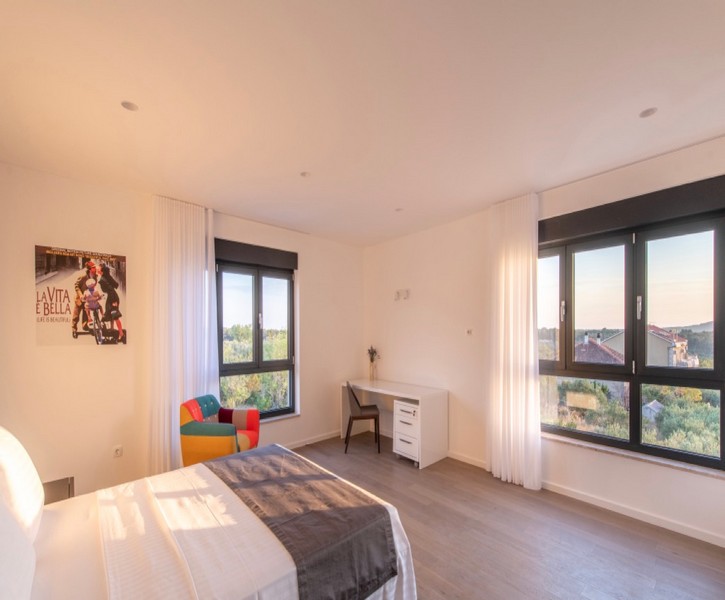 Sypialnia z biurkiem i panoramicznymi oknami