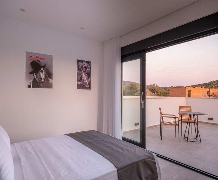 Sypialnia z tarasem i widokiem na okolicę