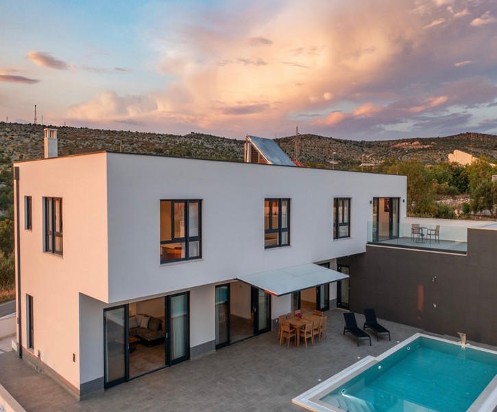 Nowoczesna willa z basenem o zachodzie słońca na wyspie Brac