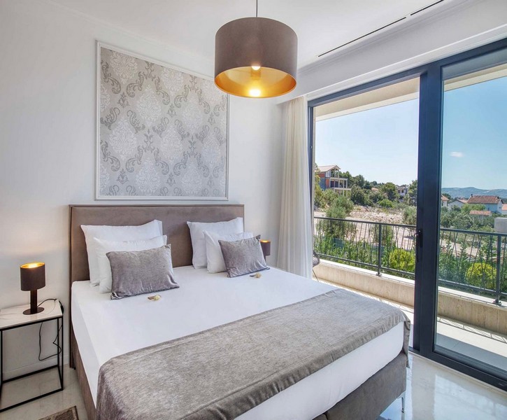 Sypialnia z łóżkiem małżeńskim i wyjściem na balkon