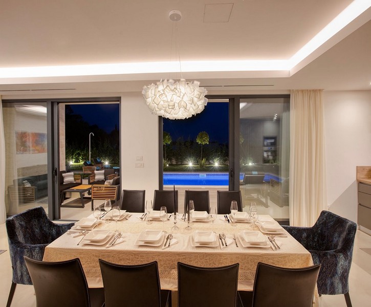 Jadalnia z widokiem na basen w nocy