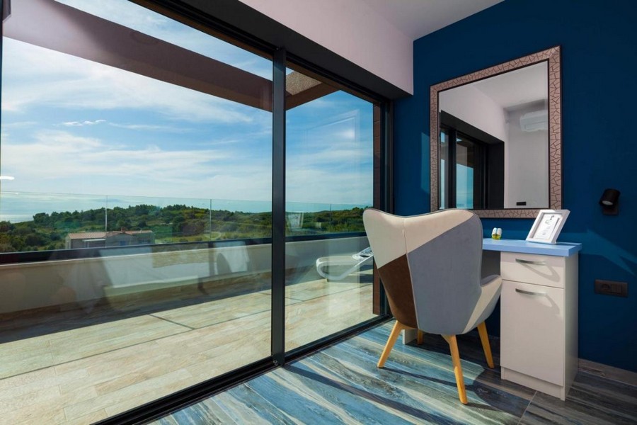 Sypialnia z toaletką i dużym przeszklonym frontem na taras