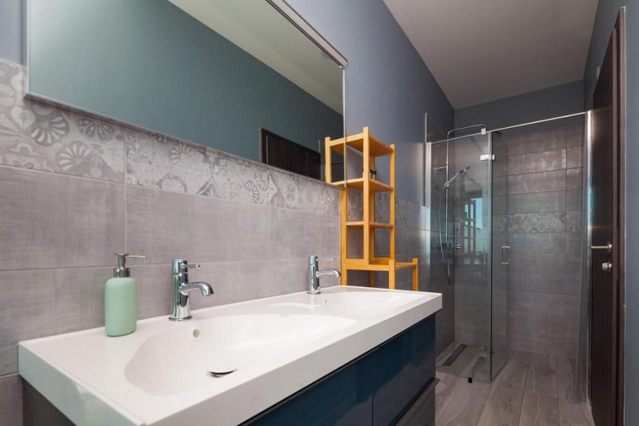 Nowoczesna łazienka z podwójną umywalką i prysznicem