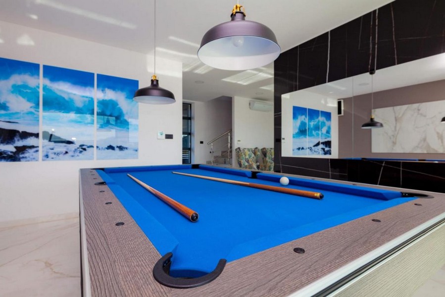 Część dzienna z nowoczesnym stołem bilardowym i stylowym oświetleniem