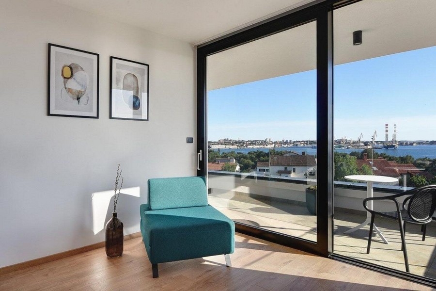 Część wypoczynkowa na piętrze z widokiem na morze