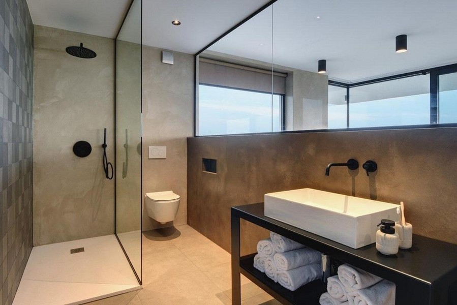 Nowoczesna łazienka z prysznicem i toaletką