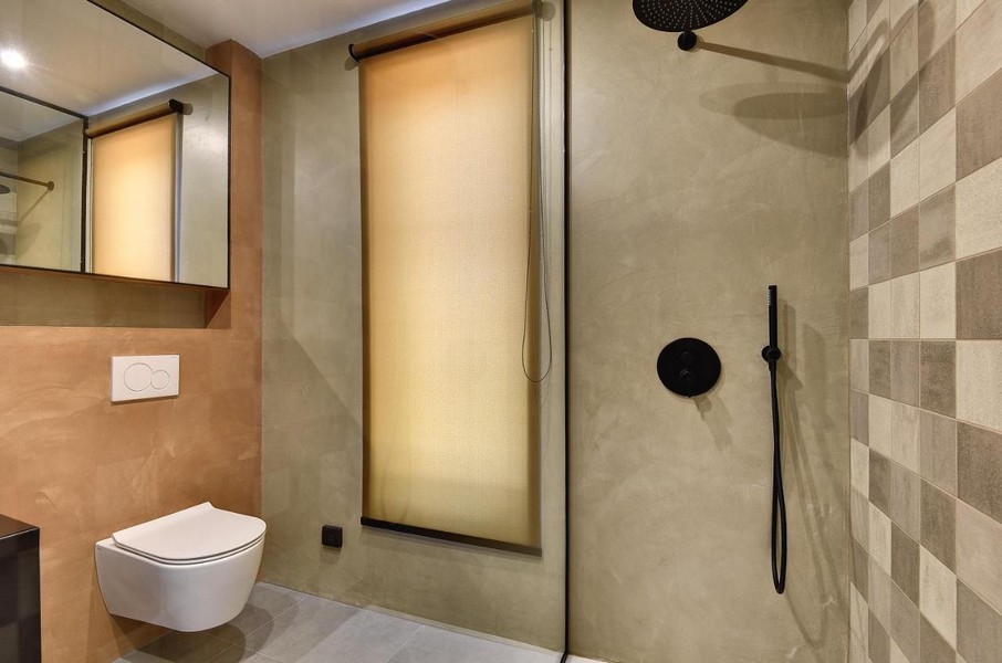 Łazienka z prysznicem na poziomie podłogi i beżowymi płytkami