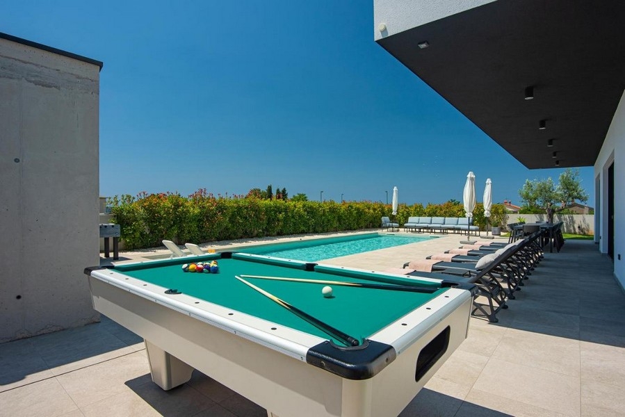 Stół bilardowy na zewnątrz obok basenu