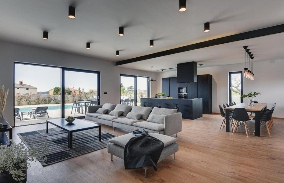 Otwarta część dzienna z kuchnią i wyjściem na taras