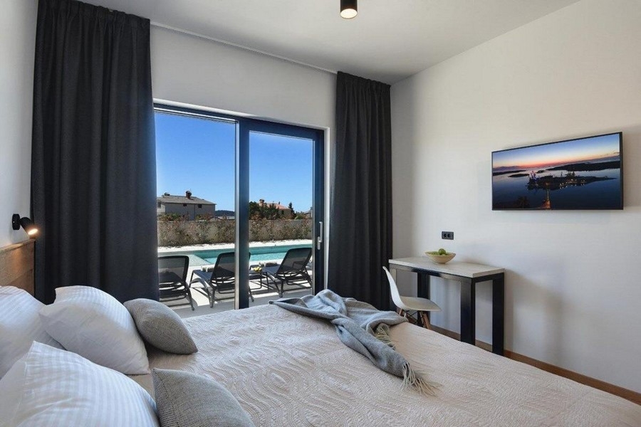 Sypialnia z wyjściem na taras przy basenie