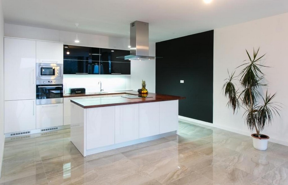 Nowocześnie wyposażona kuchnia z wyspą kuchenną i widokiem na ogród