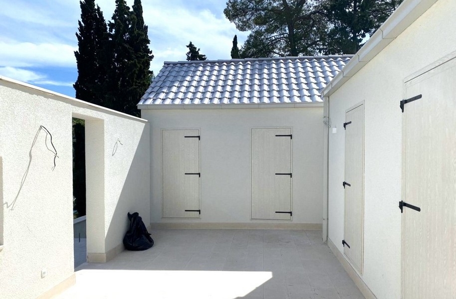 Dziedziniec z białymi ścianami i dachówkami