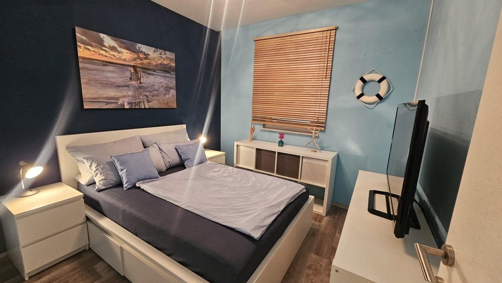 Sypialnia z podwójnym łóżkiem i morską dekoracją