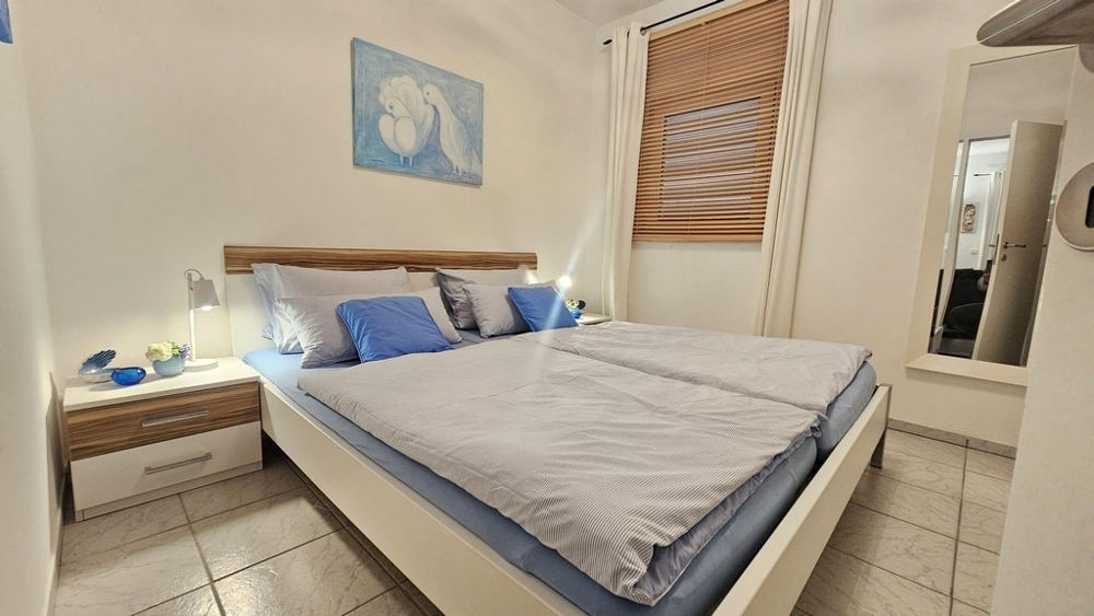 Druga sypialnia z podwójnym łóżkiem i jasnymi kolorami