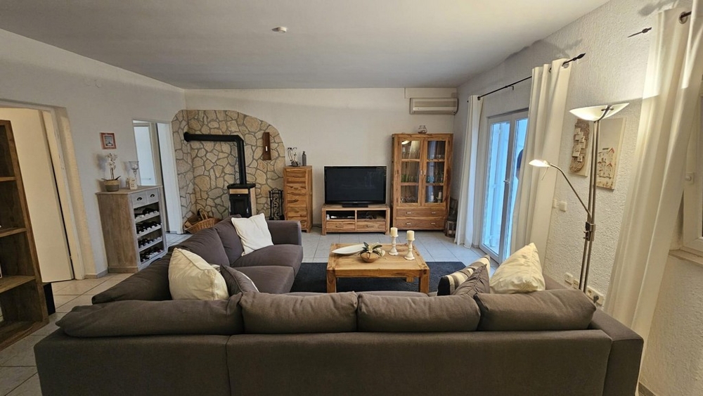 Część dzienna z sofą, telewizorem i kominkiem