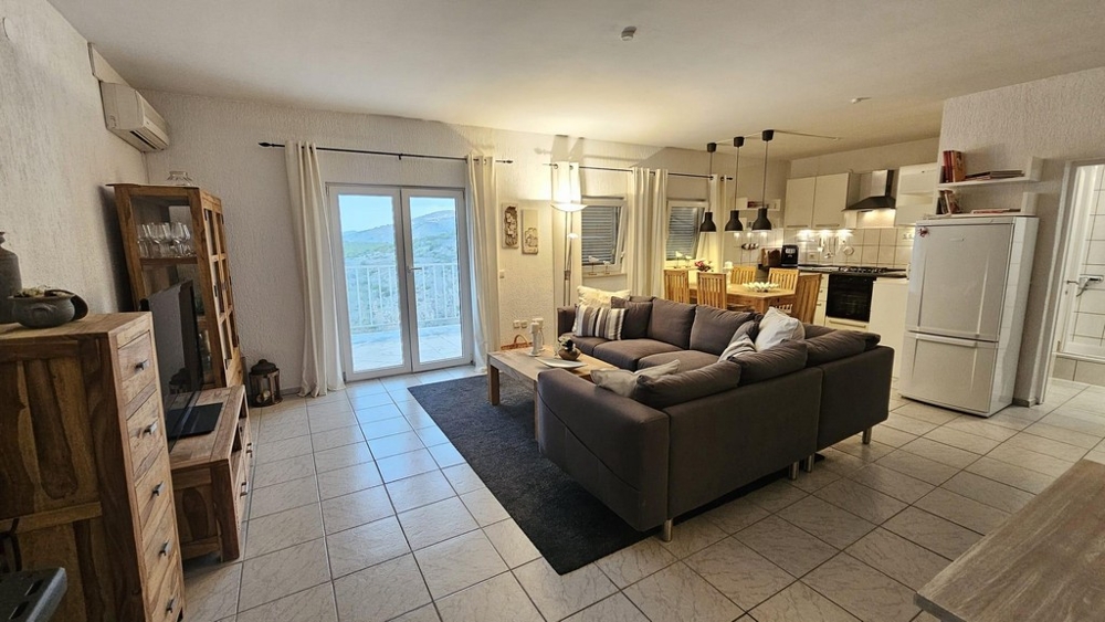 Jasny salon z wyjściem na balkon