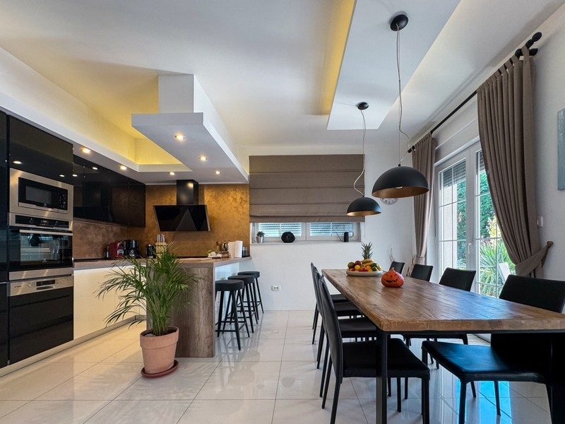 Nowoczesna kuchnia z jadalnią i dużym stołem