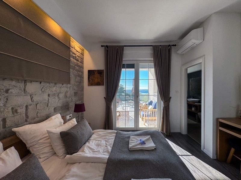 Sypialnia z łóżkiem małżeńskim i dostępem do tarasu