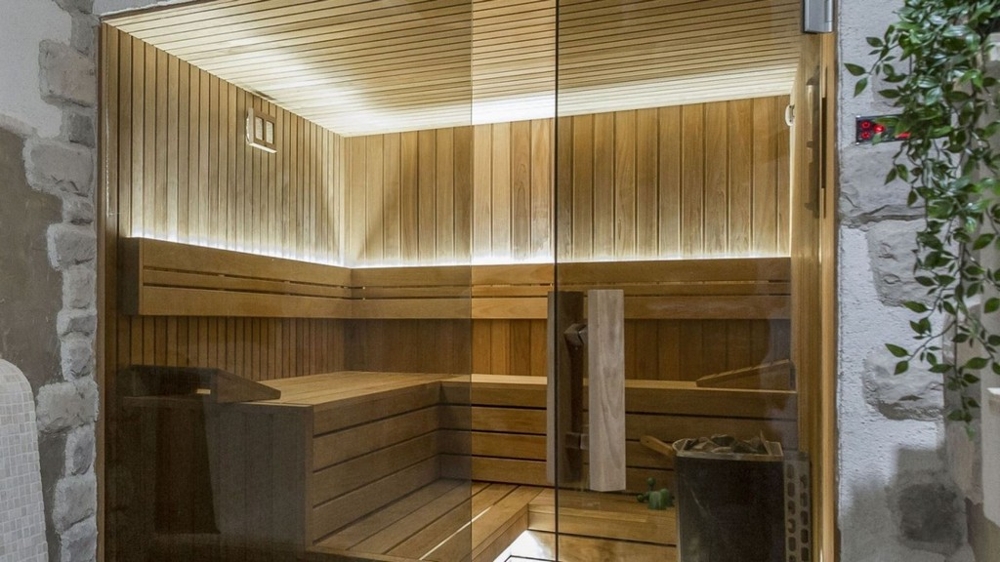 Drewniana sauna ze szklanym frontem w nowoczesnej willi na Istrii