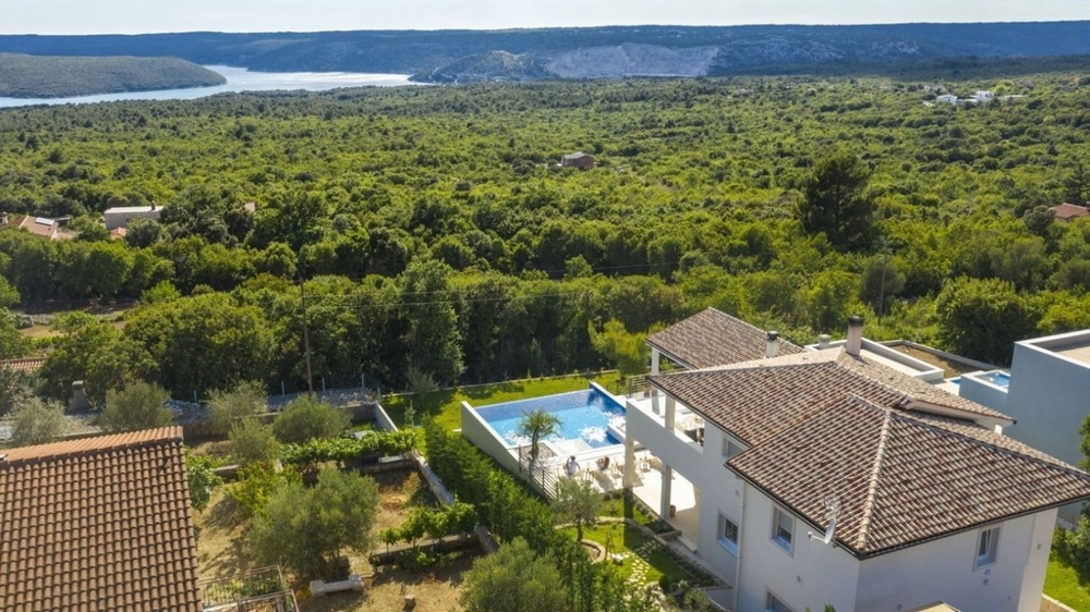 Willa z widokiem na basen i morze w zielonej okolicy niedaleko Labina