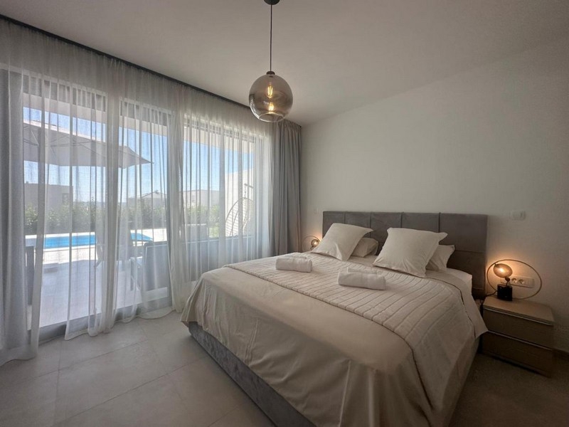 Sypialnia o nowoczesnym wystroju i widokiem na basen