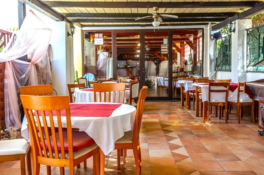 Wnętrze restauracji z nakrytymi stołami