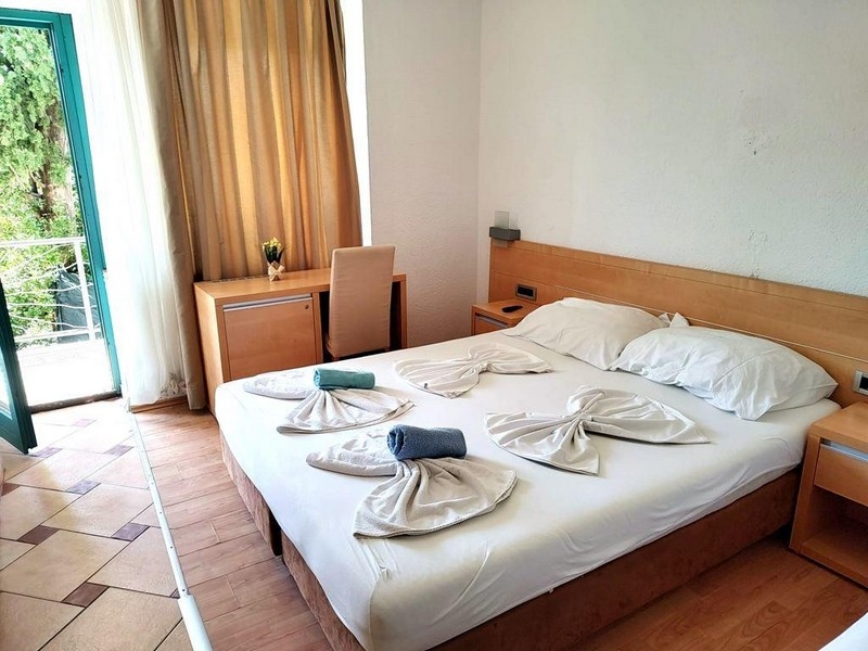 Pokój dwuosobowy z balkonem i biurkiem