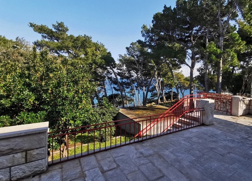 Widok na morze z górnego tarasu posesji H3747.