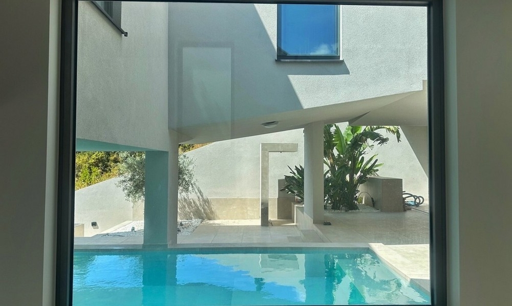 Widok od wnętrza basenu i patio