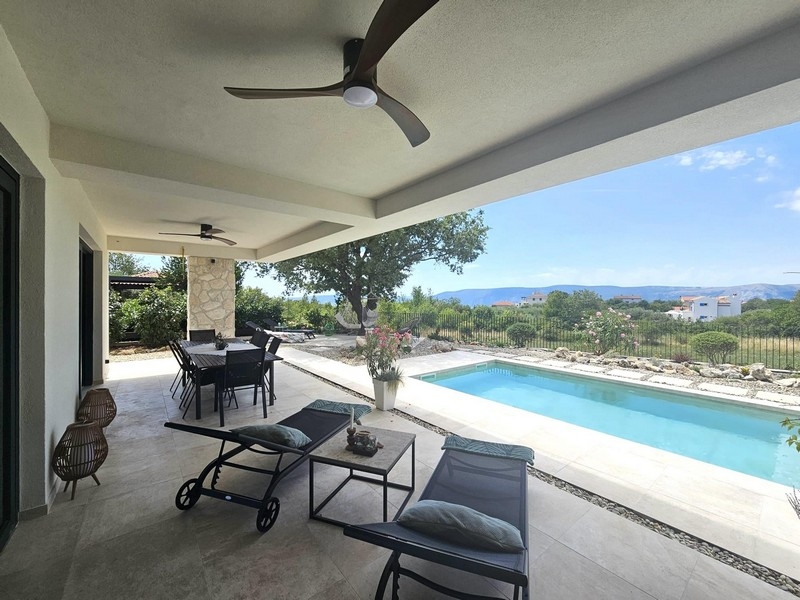 Willa z basenem na sprzedaż na wyspie Krk w Chorwacji.