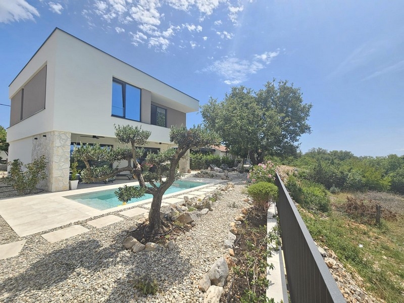 Designerska willa z basenem, tarasem i drzewami oliwnymi