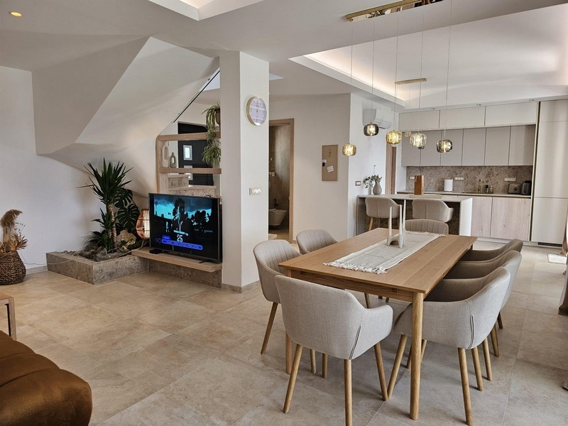 Otwarty salon i jadalnia z nowoczesnymi meblami