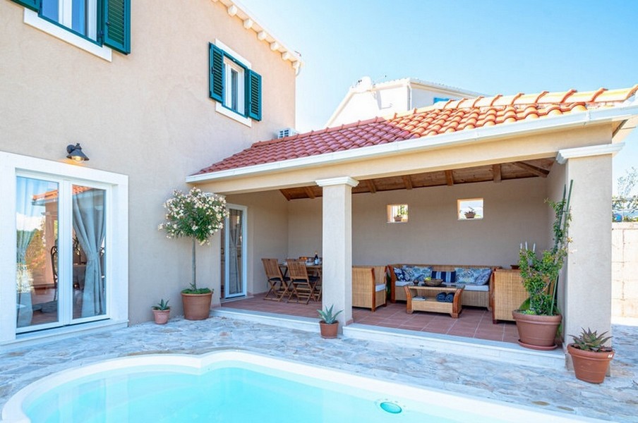 Na sprzedaż basen i zadaszony obszar willi w Korculi.