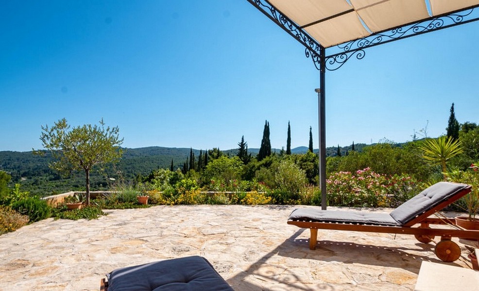 Taras z leżakami i pergolą