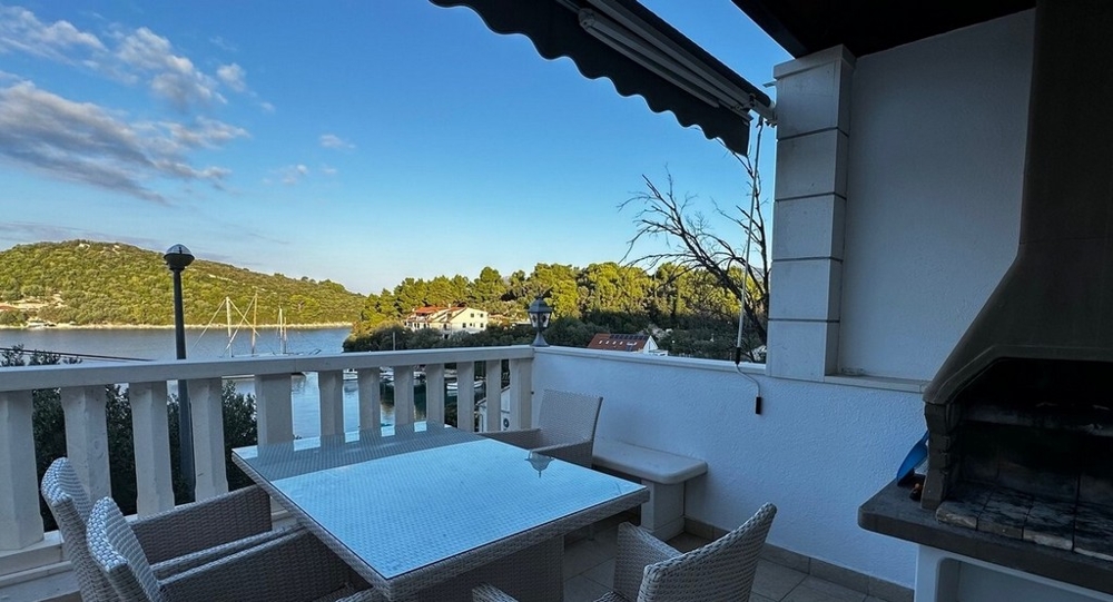 Taras z widokiem na morze ze stołem i grillem