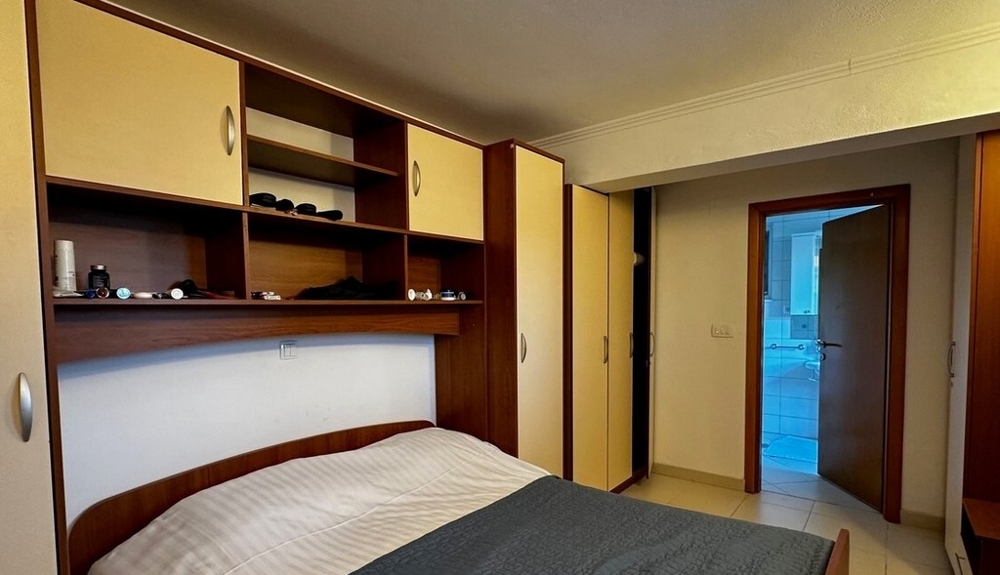 Sypialnia z wbudowanymi szafami